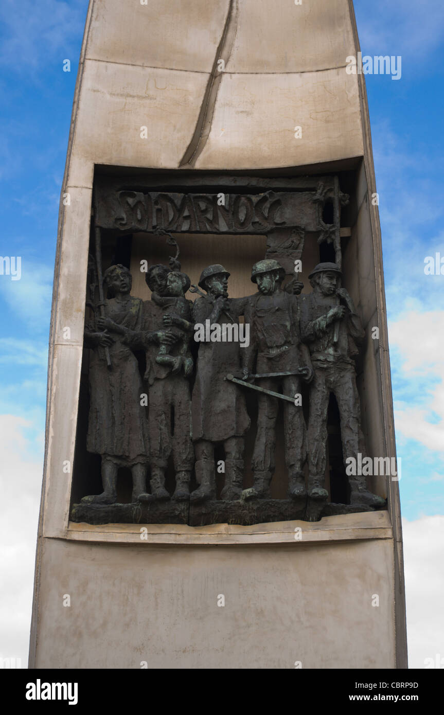 Dettaglio nel Monumento ai Caduti i lavoratori del cantiere a Plac Solidarnosci la solidarietà piazza Pomeriania Danzica Polonia settentrionale Foto Stock