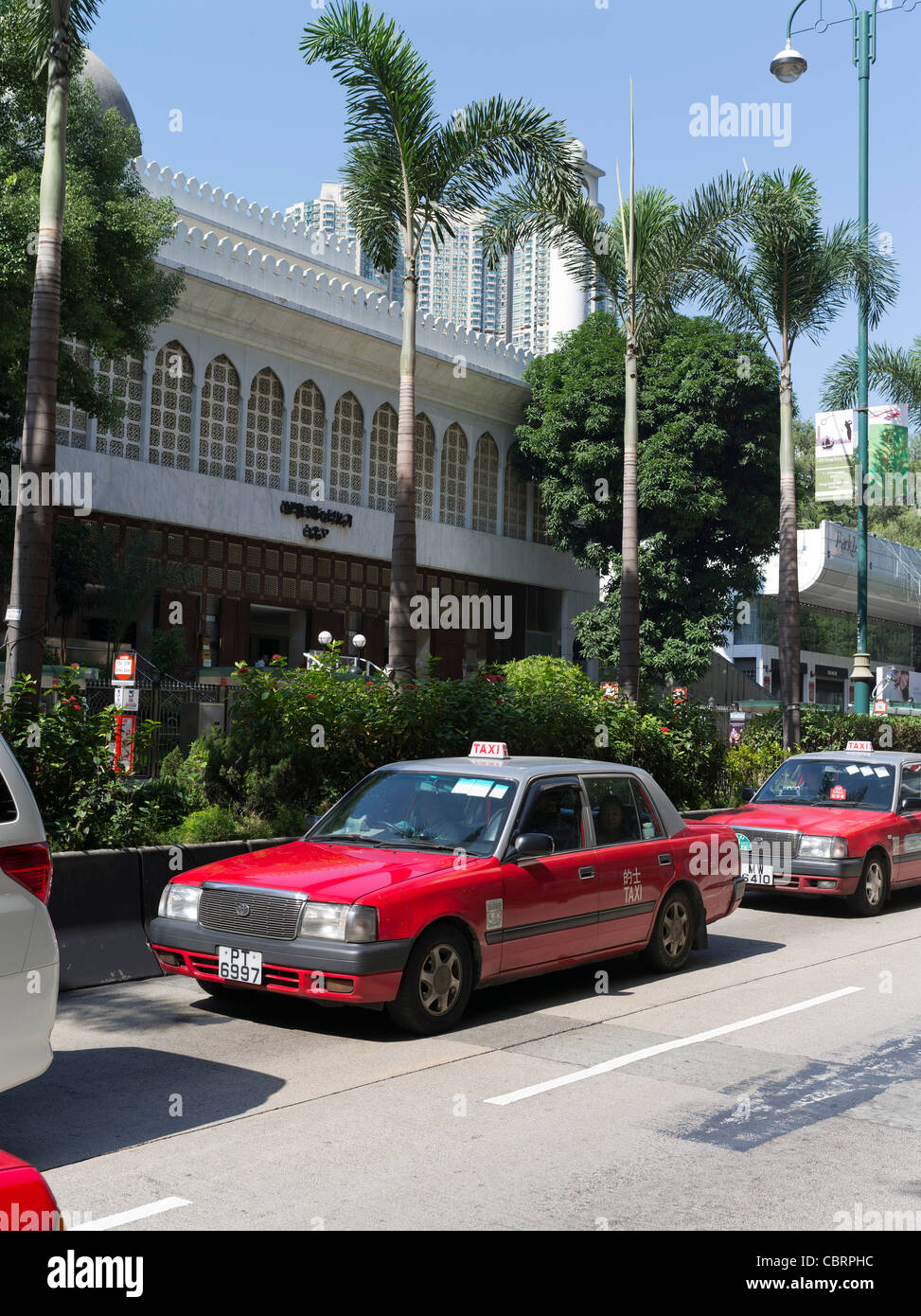 Dh Tsim Sha Tsui Hong Kong Nathan Road red taxi Kowloon Masjid e centro islamico tempio musulmano Foto Stock