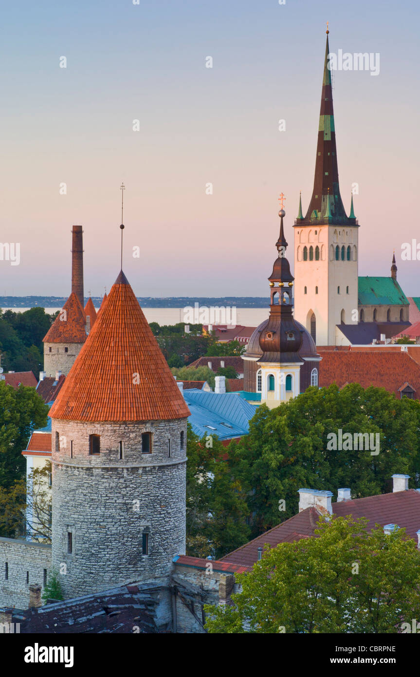 Città vecchia di Tallinn mura medievali torri di difesa e St Olafs chiesa Estonia UE Europa Baltic Foto Stock