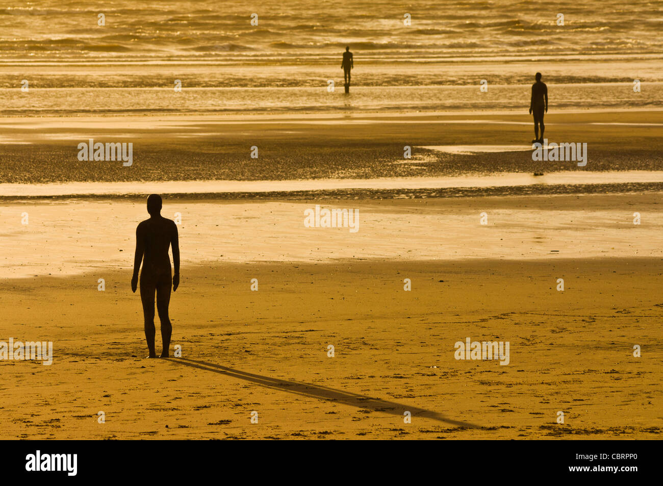 Lifesize tre statue di metallo su crosby beach Merseyside England Regno unito Gb eu europe Foto Stock