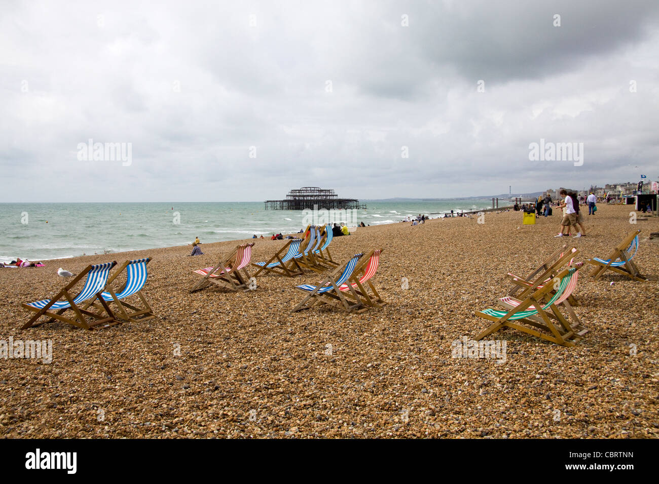 Svuotare sdraio sulla spiaggia di Brighton in un giorno nuvoloso Foto Stock