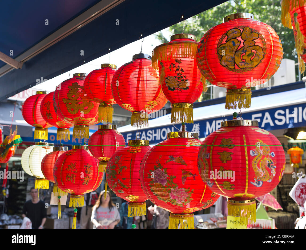 dh STANLEY MERCATO HONG KONG Red Chinese lanterne mercato stalla lanterna Stanley mercati cina appeso all'aperto Foto Stock