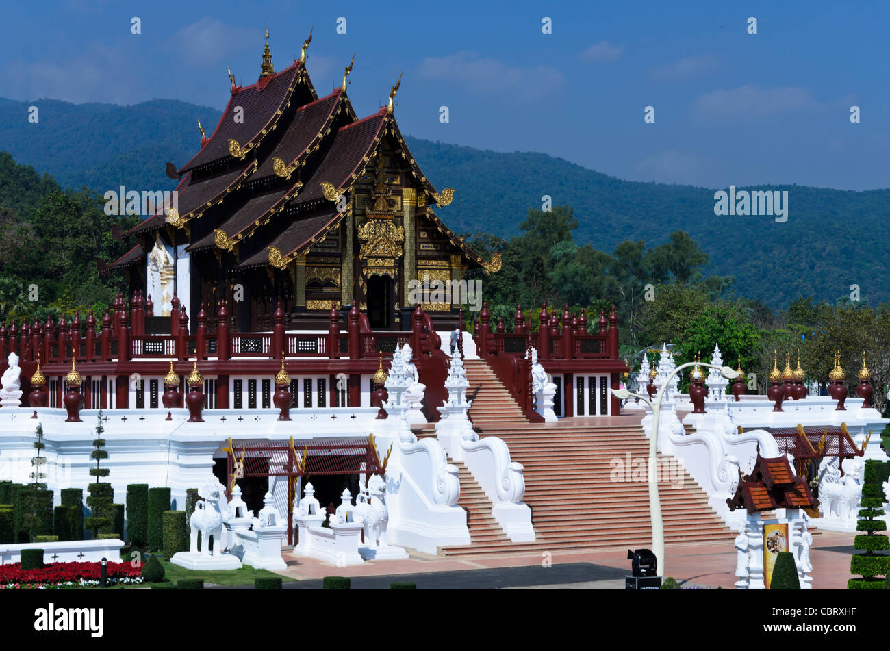 Gli ornati Royal Pavilion al Royal Flora Ratchaphruek in Chiang Mai Thailandia con le montagne sullo sfondo Foto Stock