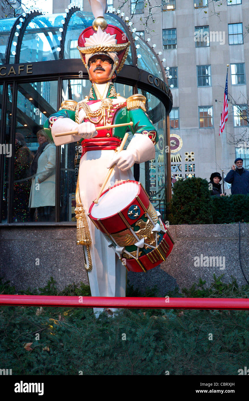 Il batterista statua in Rockefeller Center di New York City Foto Stock