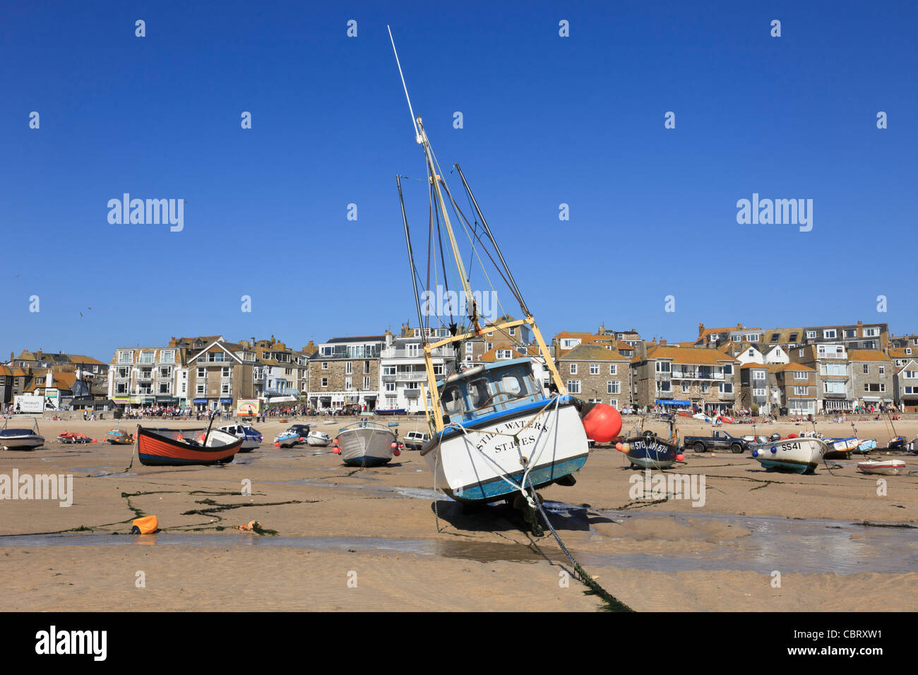St Ives, Cornwall, Inghilterra, Regno Unito, Gran Bretagna. Vista delle barche ormeggiate spiaggiata nel porto di sabbia con la bassa marea Foto Stock