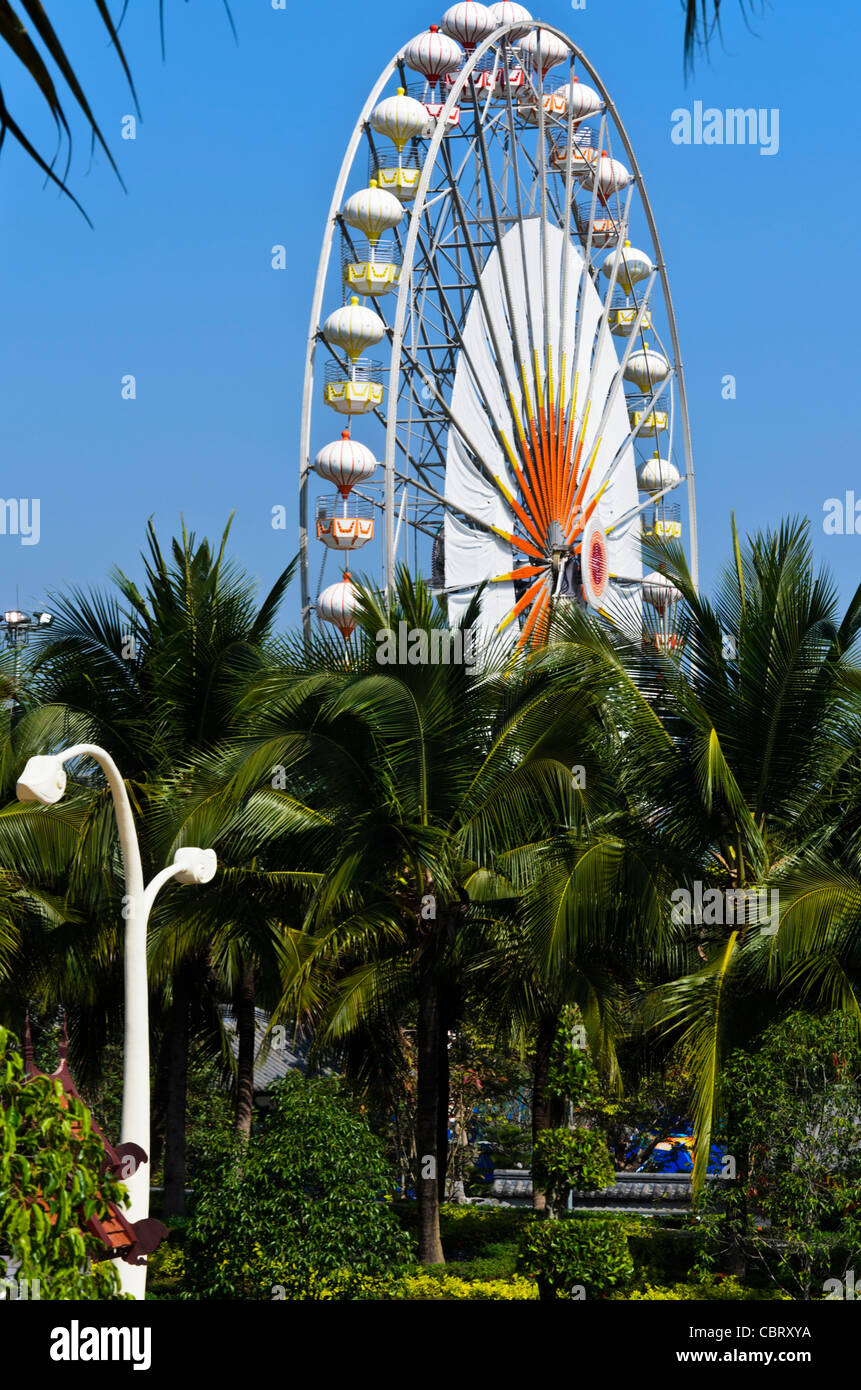 Enorme ruota panoramica Ferris sopra palme Royal Flora Ratchaphruek in Chiang Mai Thailandia con artistico scolpito lampione Foto Stock