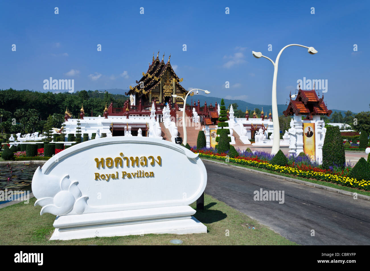 Segno per Royal Pavilion con il padiglione in background a Royal Flora Ratchaphruek in Chiang Mai Thailandia Foto Stock