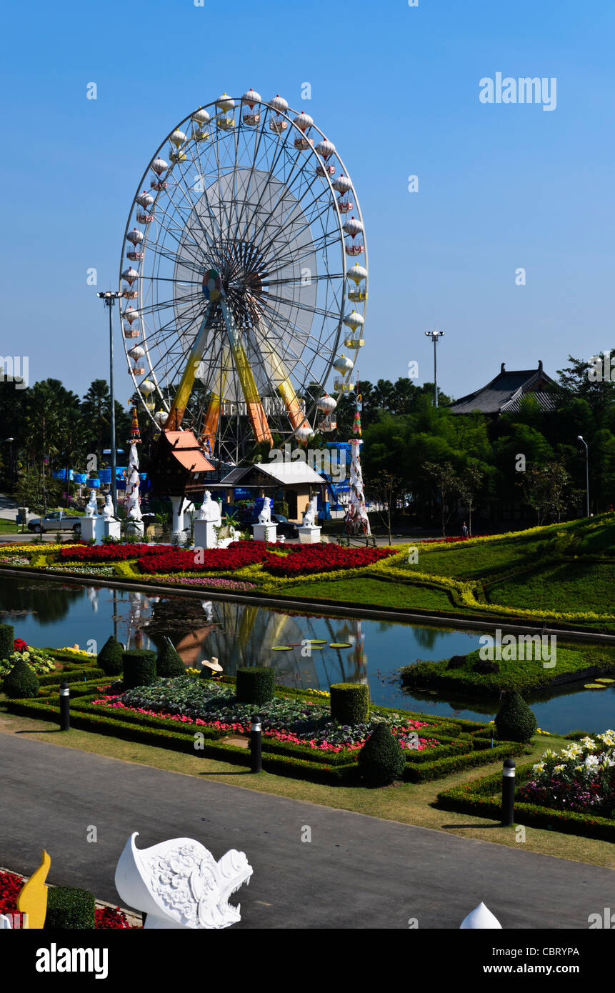 Enorme ruota panoramica Ferris è parzialmente riflessa dal laghetto al Royal Flora Ratchaphruek in Chiang Mai Thailandia Foto Stock