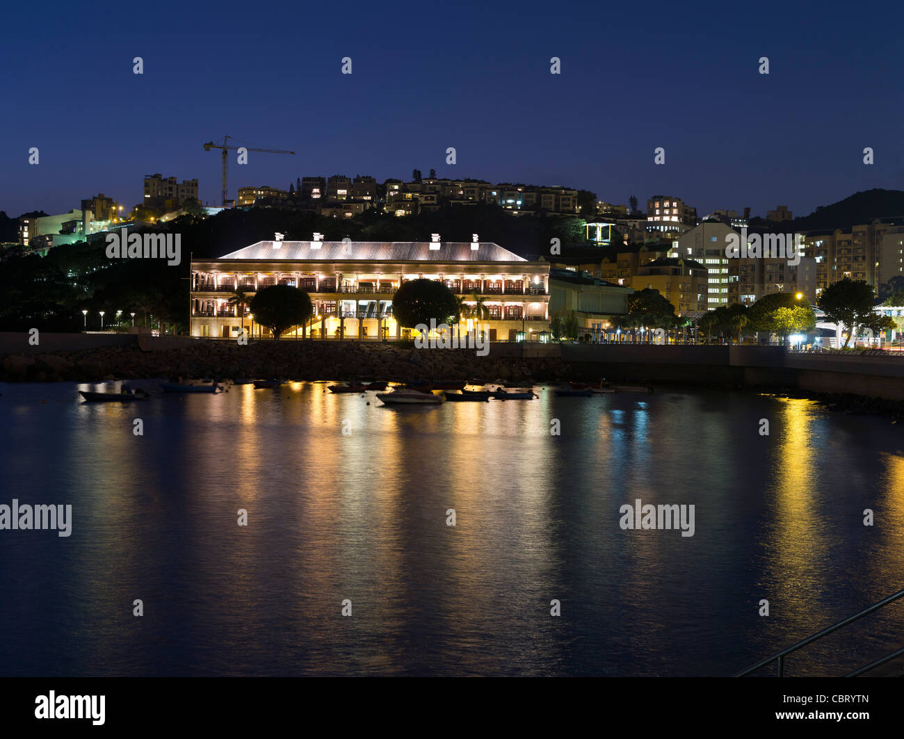 Dh STANLEY BAY HONG KONG Stanley Murray House di notte le luci al tramonto Foto Stock