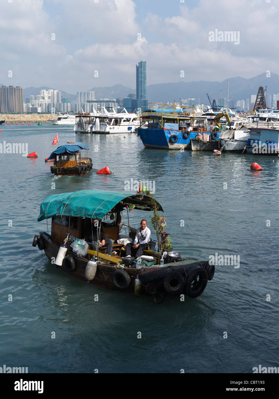 Dh Causeway Bay Typhoon Shelter Causeway Bay Hong Kong turisti sampan traghetto ancoraggio indesiderata Boat Harbour trasporto ride hk Foto Stock