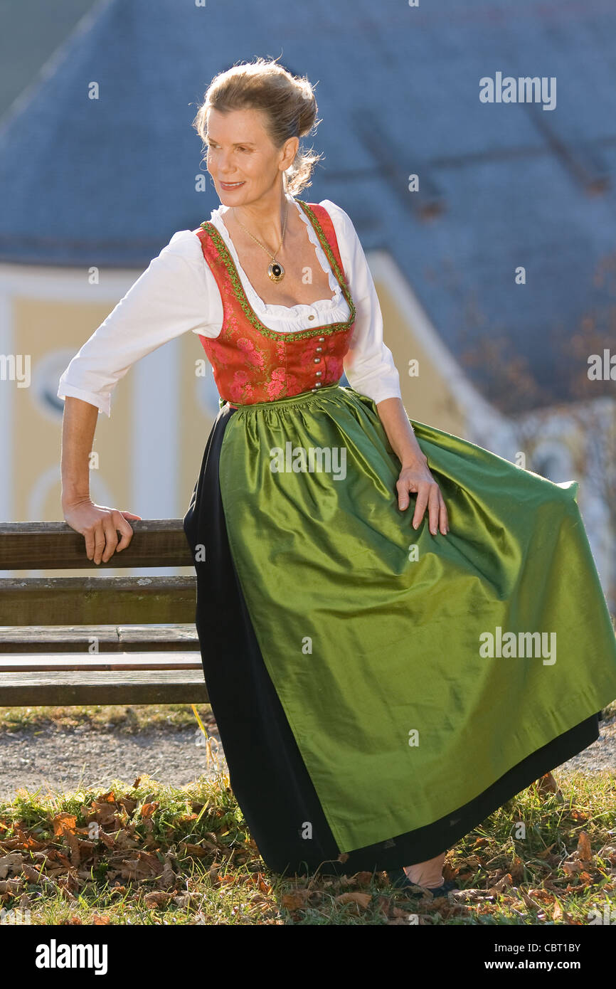 Vecchia donna bavarese in abito tradizionale Foto Stock
