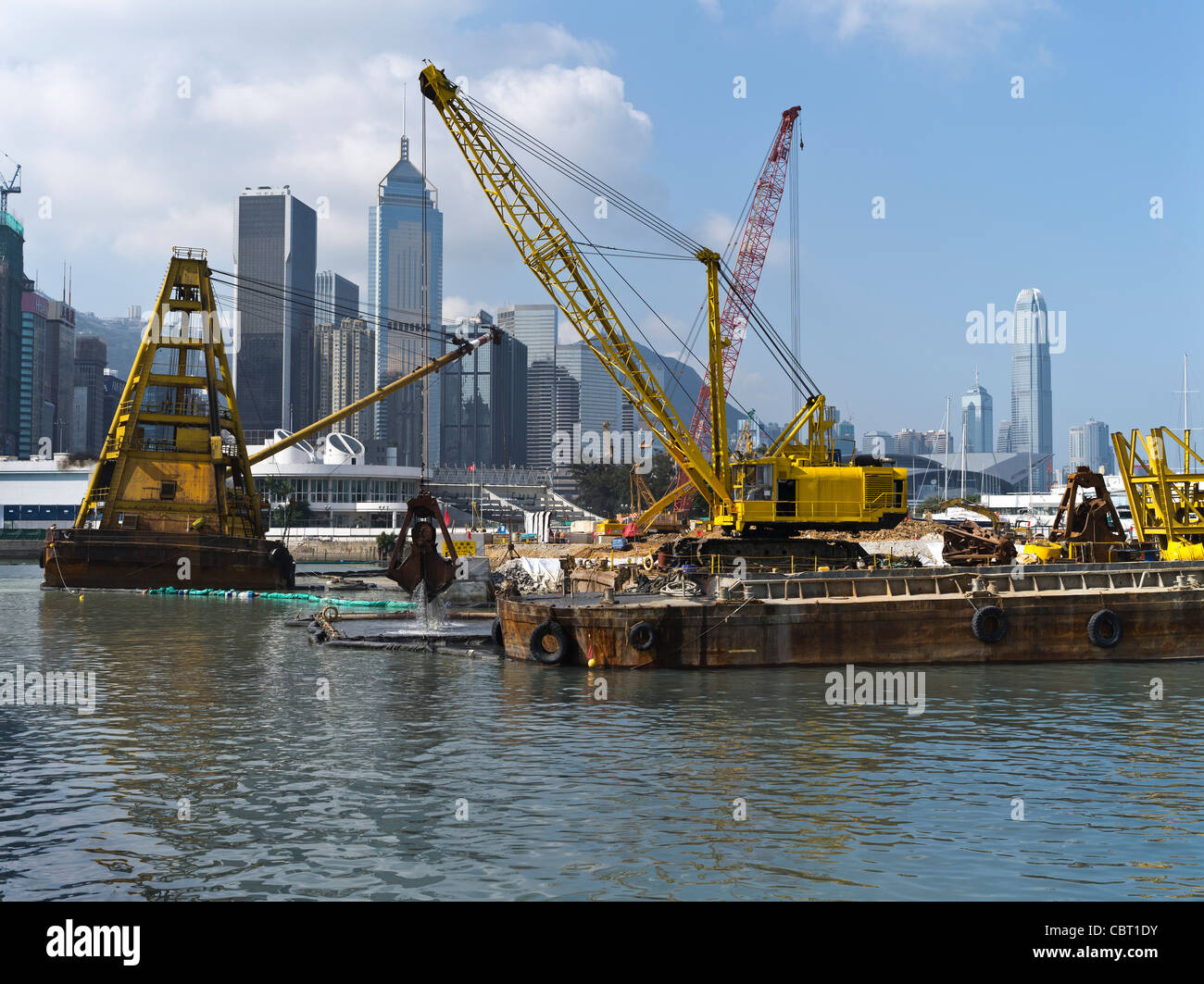 Dh Causeway Bay Hong Kong gru del porto di dragaggio il recupero di terreni per le centrali di Wan Chai strada di bypass Foto Stock