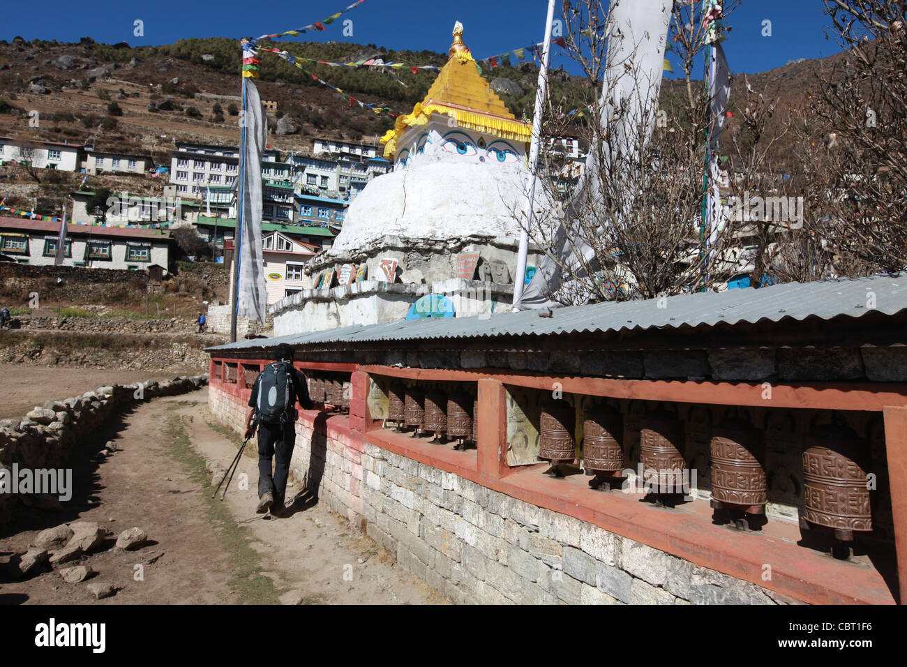 Namche Bazar Himalaya Stupa Ruote della preghiera Foto Stock