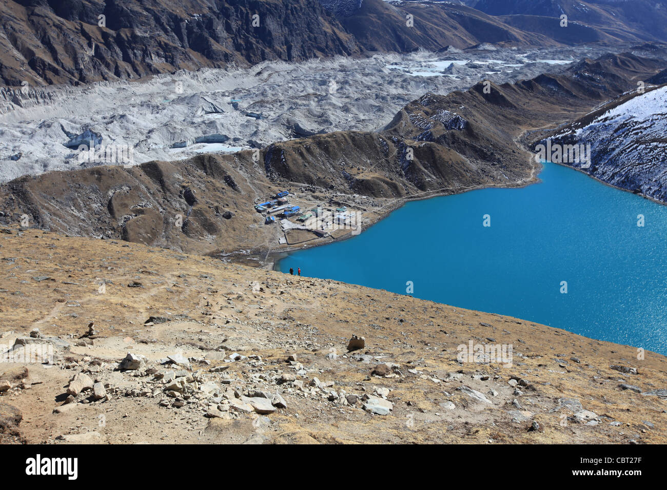 Vista da Gokyo-Ri del villaggio di Gokyo, ghiacciaio della valle e il lago in Himalaya Foto Stock