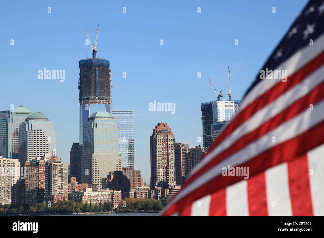 Manhattan, STATI UNITI D'AMERICA, bandiera,banner,ground zero,blue sky,skyline,blauer Himmel, Ausblick, Outlook,Bootsfahrt,gita in barca,Skyscrapper, NYC Foto Stock