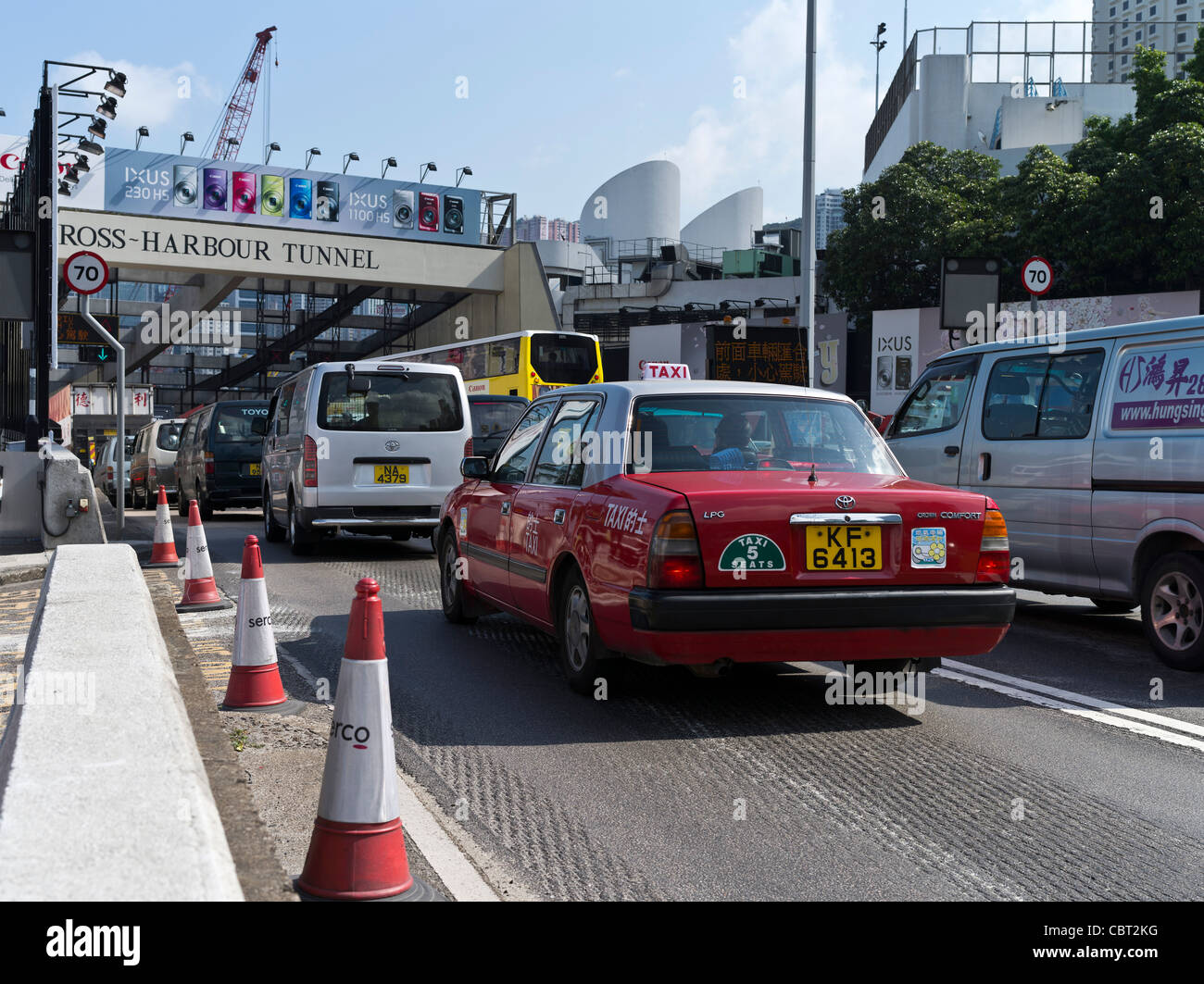 dh Harbour Tunnel CAUSEWAY BAY HONG KONG taxi auto rossa Traffico intenso che entra nell'isola del Cross Harbour Tunnel Foto Stock