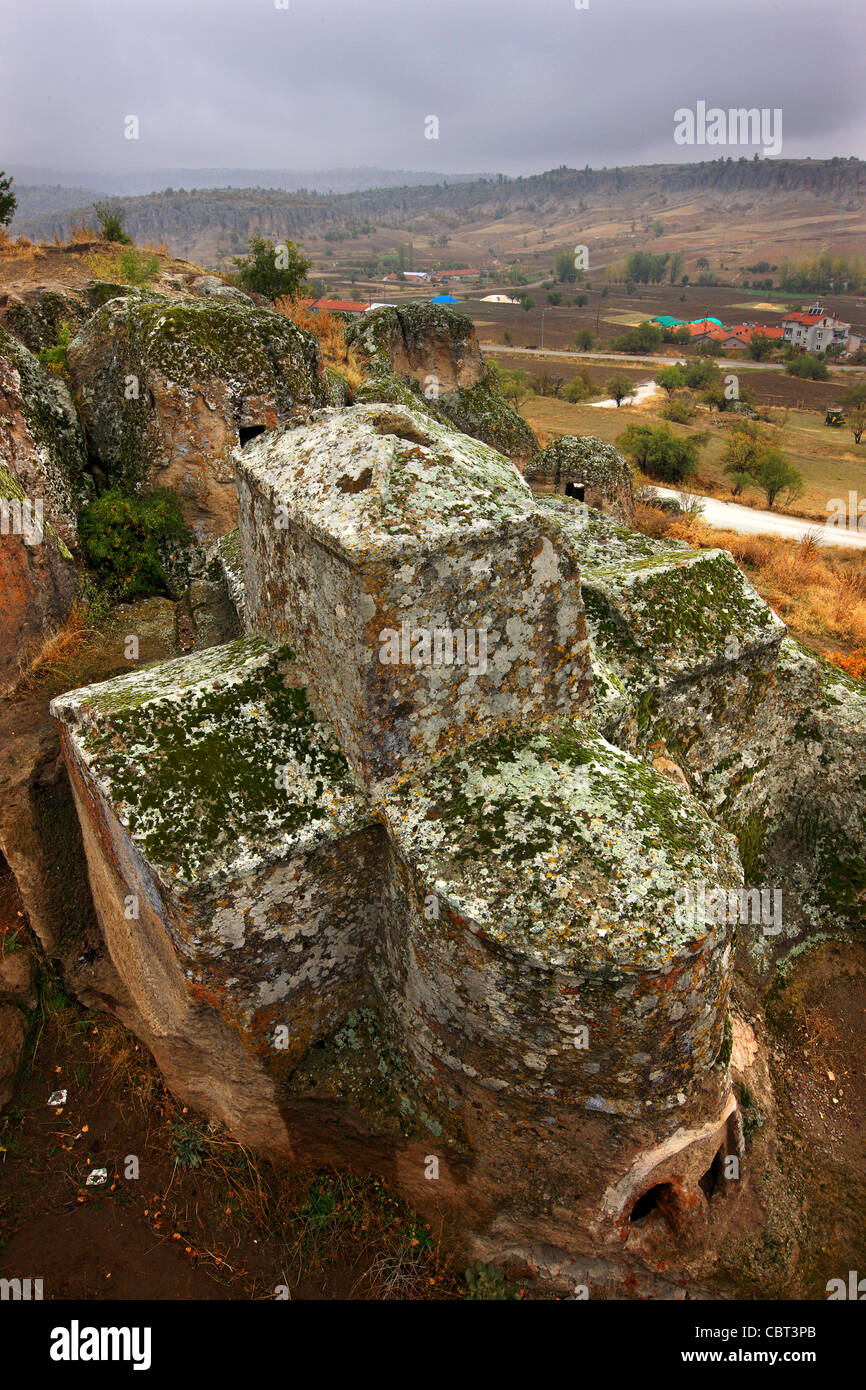 La roccia tagliata (interno ed esterno) e la chiesa di San Paolo in Gokyurt, 45 km a sud-ovest della città di Konya, Turchia. Foto Stock