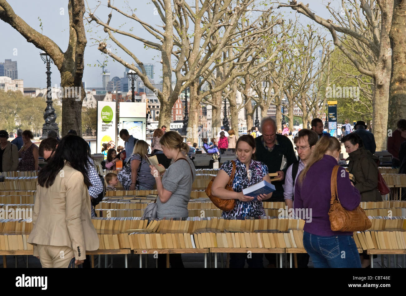 Libro di anticaglie bancarelle sotto il ponte di Waterloo, sulle rive del Tamigi, Southbank, London, England, Regno Unito Foto Stock