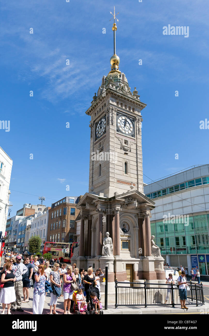 Pedoni, shoppers, turisti e il Monumento di clock nel centro di Brighton, Inghilterra. Foto Stock