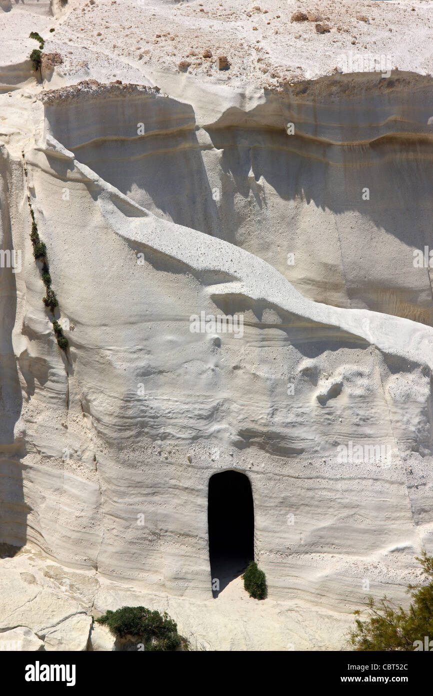 Peculiare rock-cut 'door' sul bianco accecante rocce vulcaniche di Sarakiniko beach, isola di Milos, Cicladi Grecia Foto Stock