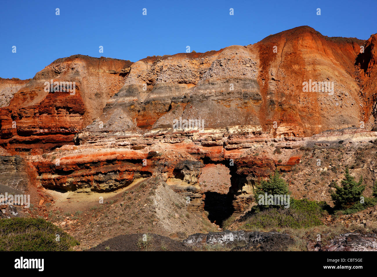 Gli abbandonati di ferro e magnesio miniere di vani Cape, isola di Milos, Cicladi Grecia Foto Stock