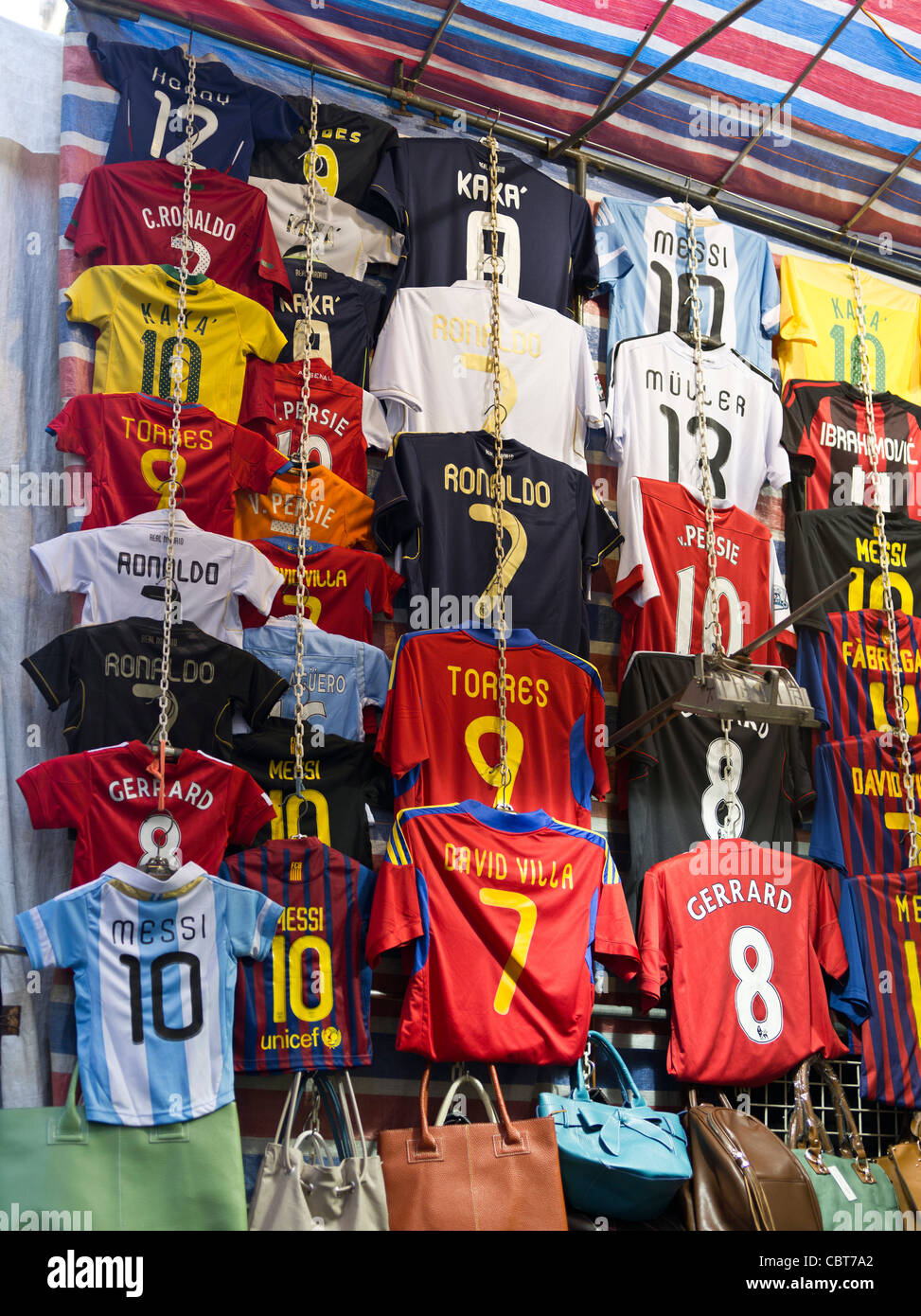 dh MONG KOK HONG KONG Football jerseys falso replica Mongkok mercato stalla  camicie repliche vendita vestiti cina contraffazione merci asia Foto stock  - Alamy