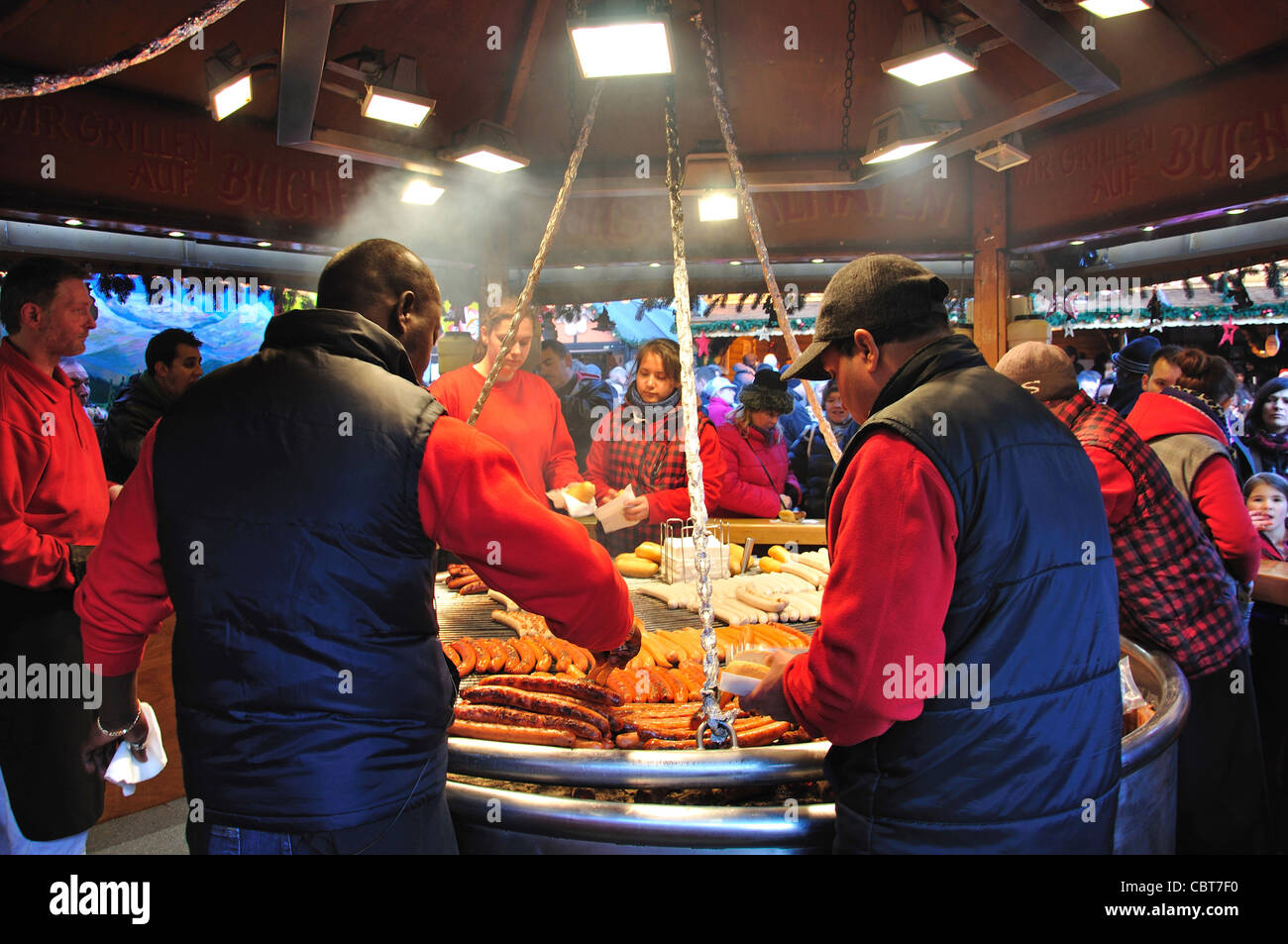 Il bratwurst salsiccia stallo a Francoforte il Mercato di Natale, Victoria Square, Birmingham, West Midlands, England, Regno Unito Foto Stock