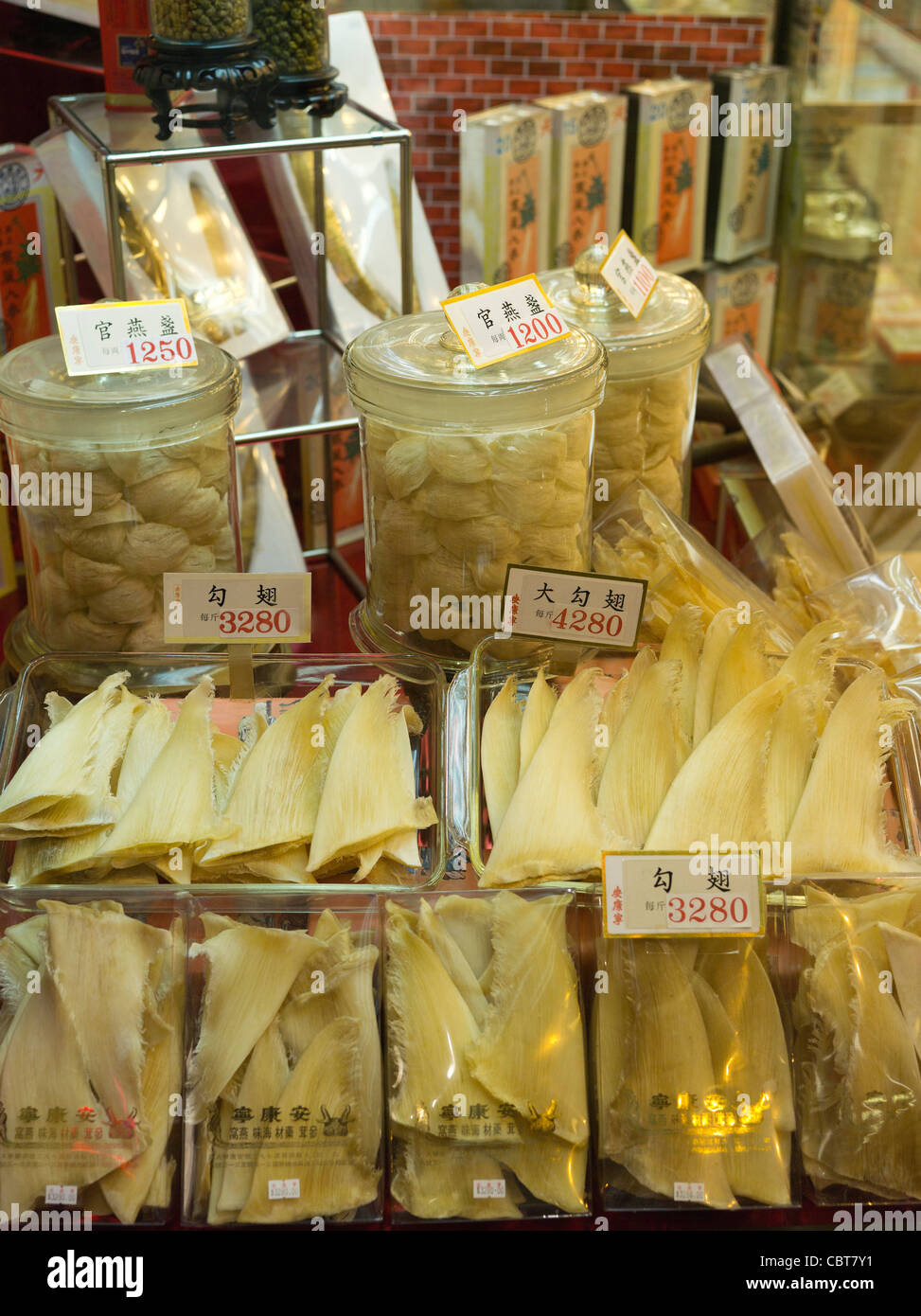 dh YAU ma TEI HONG KONG Negozio cinese tradizionale che vende pinne di squalo medicina cibo cina negozi di assistenza sanitaria tradizione squali pinna Foto Stock