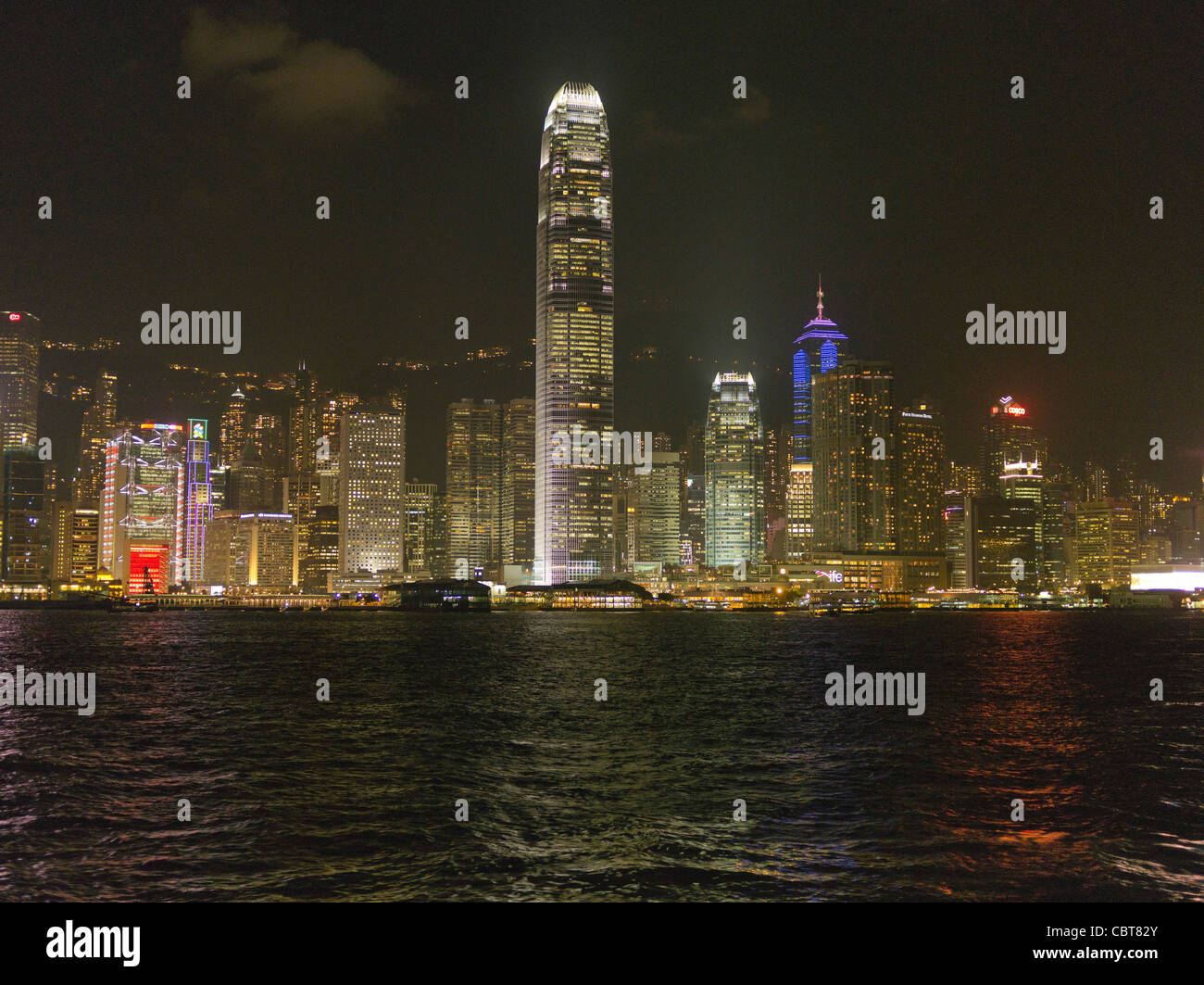 Dh PORTO DI HONG KONG skyline centrale in corrispondenza di luci notturne IFC 2 torre ed edifici paesaggio urbano della città Foto Stock