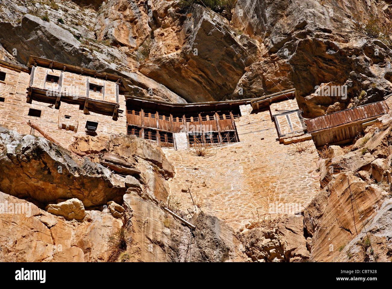 Il santo monastero di Kipina, pendente da una scogliera in Tzoumerka regione montagnosa, Ioannina, Epiro, Grecia Foto Stock