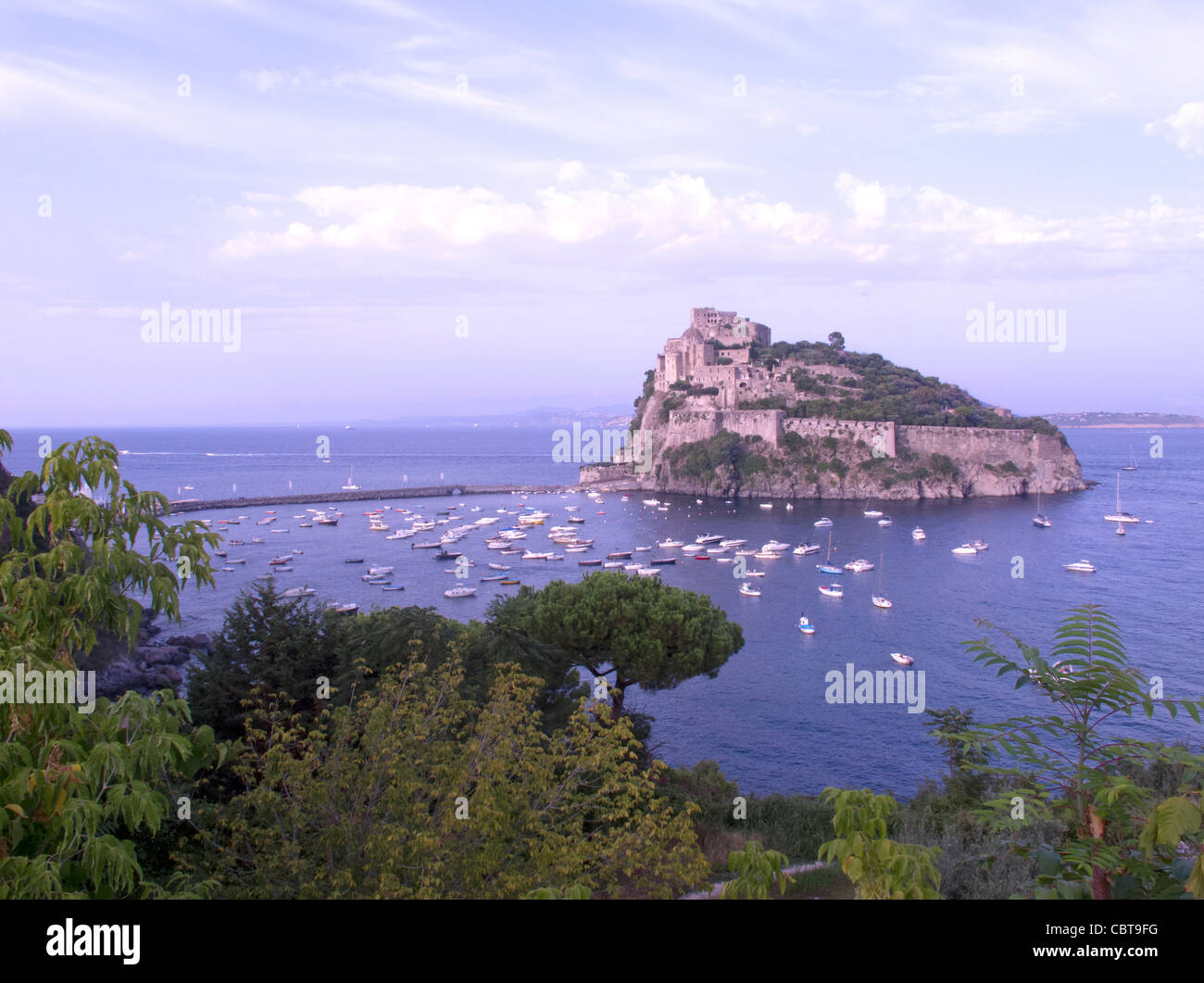 Vista sul Castello Aragonese dall'isola di Ischia nel golfo di Napoli, Italia. Foto Stock