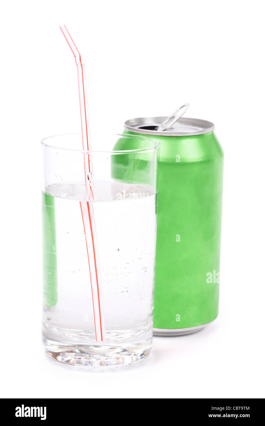 Il verde il carbonato di sodio può e vetro con sfondo bianco Foto Stock
