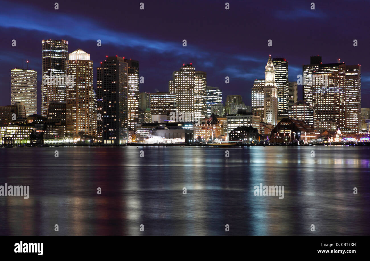 Il Boston Harbor e dello skyline della città al tramonto, Boston, Massachusetts Foto Stock