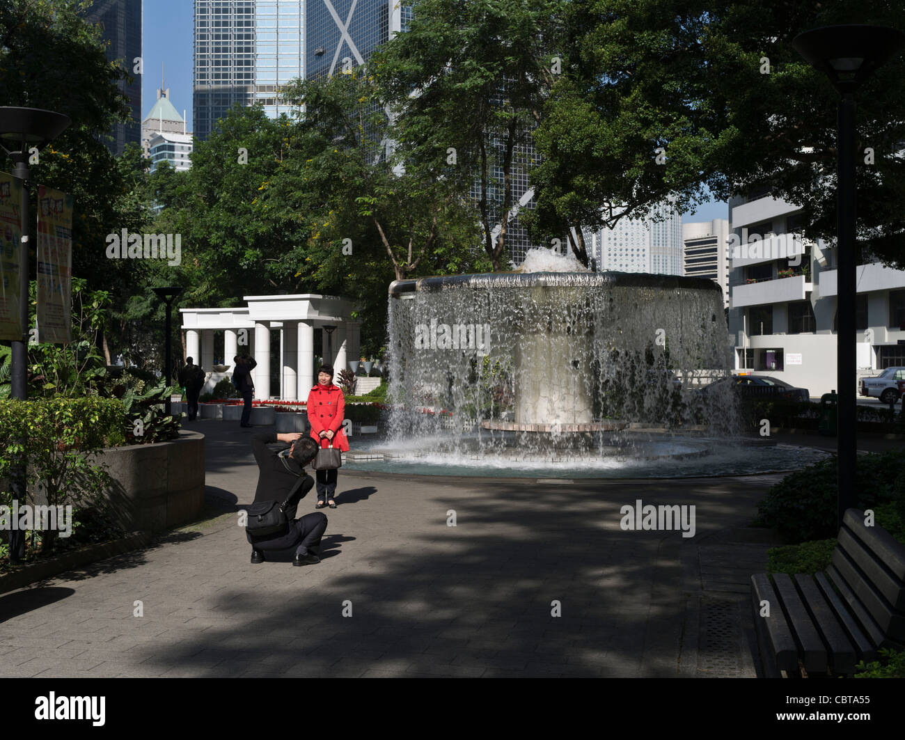 Dh Hong Kong Park Central HONG KONG persone fotografare la fontana giovane in posizione di parcheggio Foto Stock