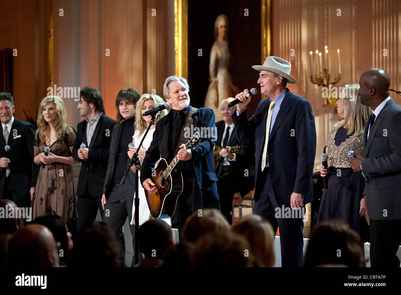 Gli artisti interpreti o esecutori raccogliere sul palco per il gran finale della "Musica paese: in termini di prestazioni alla Casa Bianca" concerto nella Sala Est della Casa Bianca Novembre 21, 2011 a Washington, DC. Nella foto, da sinistra, sono: Lyle Lovett, Alison Krauss, la band Perry, Kris Kristofferson, James Taylor Foto Stock