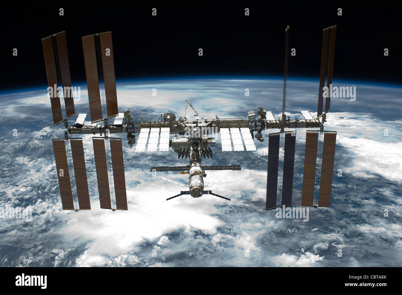 La Stazione Spaziale Internazionale lo Space Shuttle Mission 134 come fotografato da sforzarsi Maggio 2011 Foto Stock
