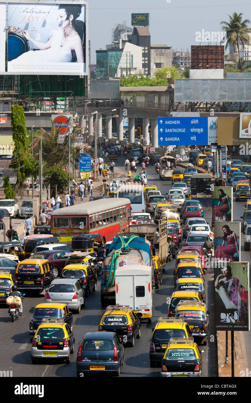 La congestione del traffico su autostrada in centro a Bandra, Andheri e Santacruz e percorso di accesso al BKC complesso in Mumbai, India Foto Stock