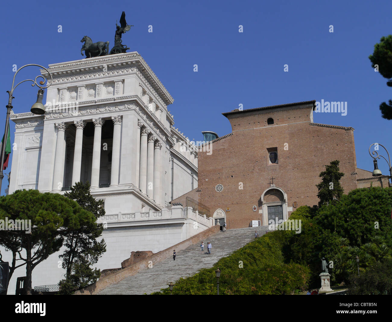 Roma passi al Campidoglio e la chiesa di Santa Maria dell'Aracoeli con Victor Emmanuel monument Foto Stock