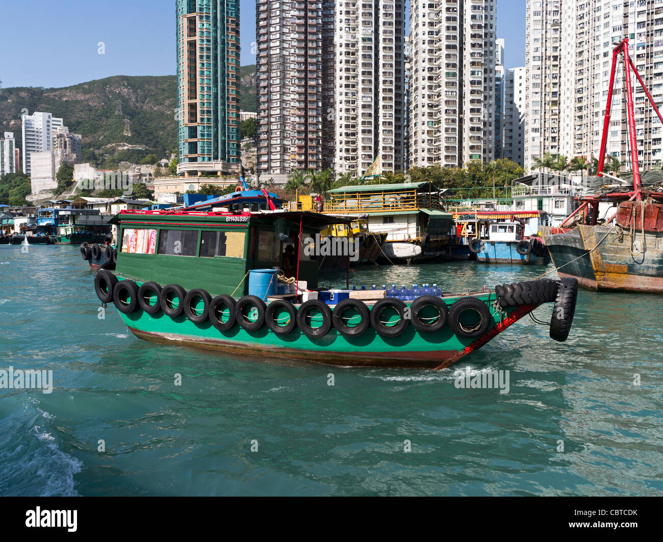 Dh Porto di Aberdeen ABERDEEN HONG KONG Sampan indesiderata in Aberdeen porto cinese di ancoraggio Foto Stock