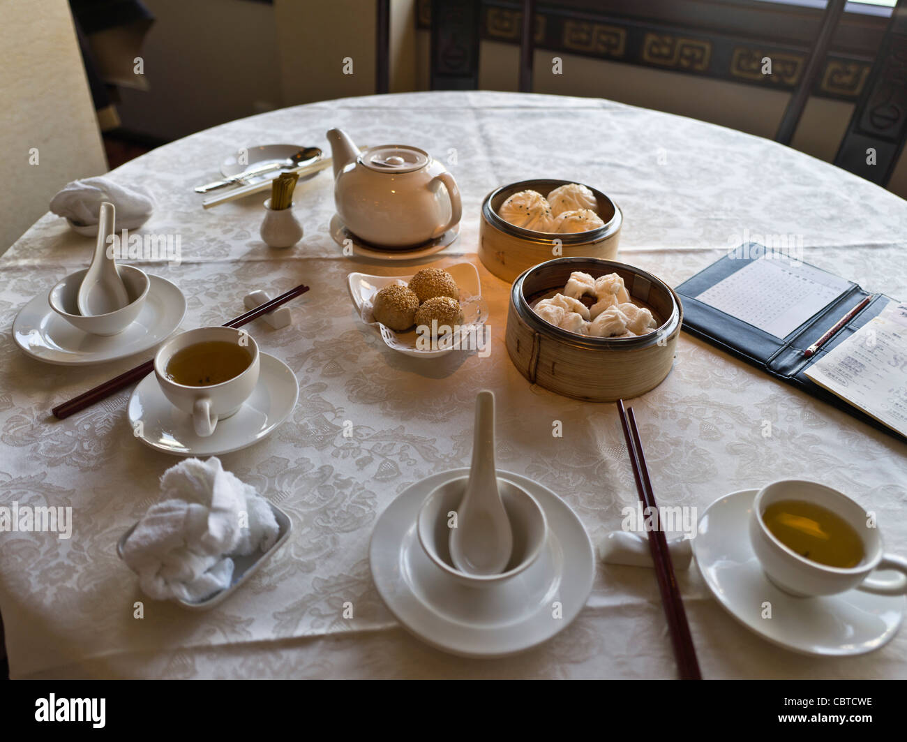 dh Jumbo Ristorante galleggiante ABERDEEN HONG KONG Dim Sum tavolo ciotole bacchette da tè cinese pranzo cucina cantonese con cibo prima colazione a vapore cinese Foto Stock