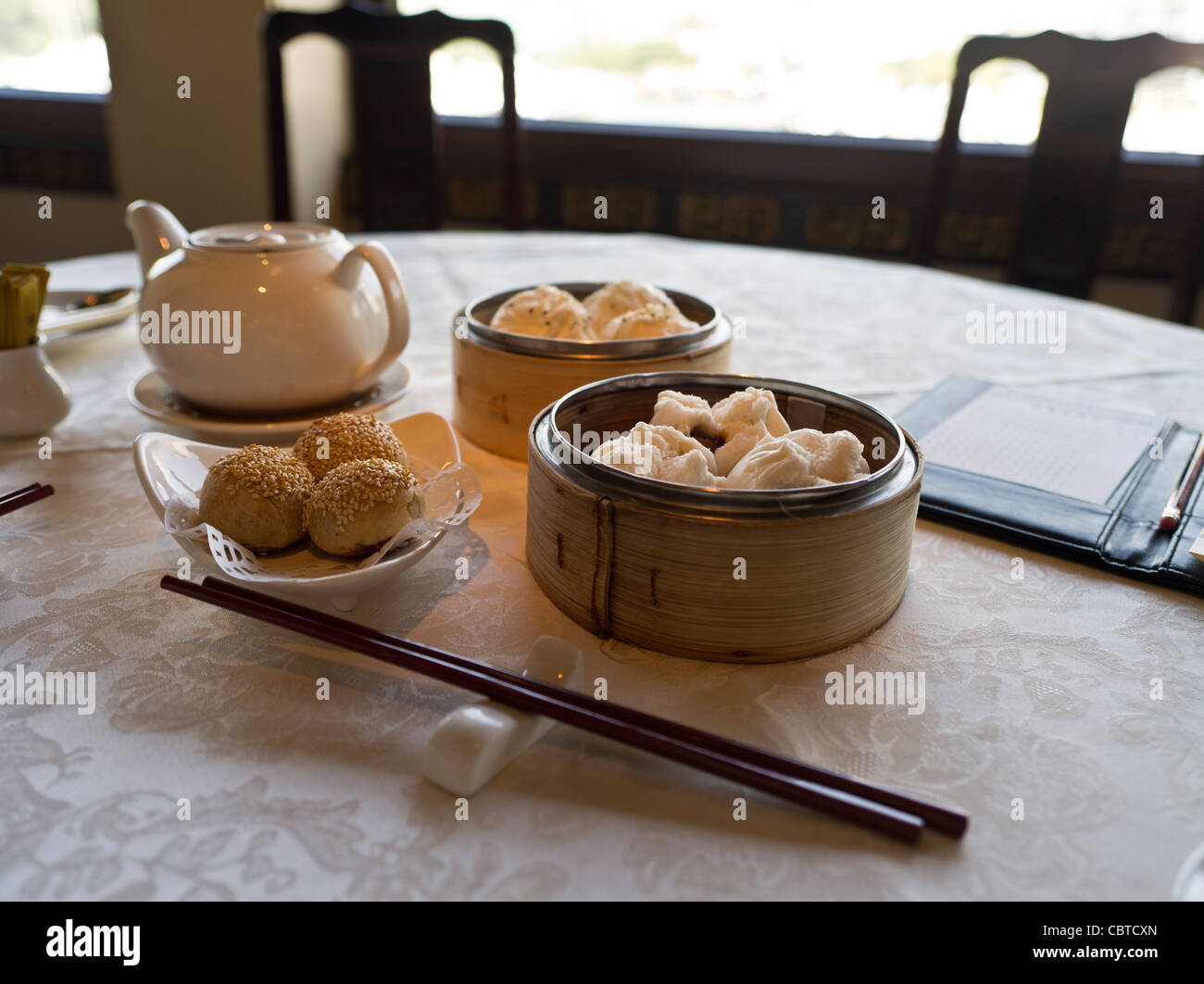 dh Jumbo ristorante galleggiante ABERDEEN HONG KONG Cantonese Dim Sum tavolo chopsticks tè cinese pasto cinese piatto cucina bambù cibo Foto Stock