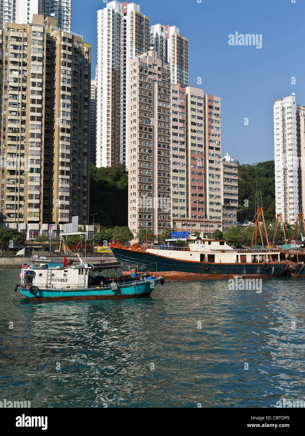 dh cinese pesca junks ABERDEEN HONG KONG Barche nel porto anchorage appartamenti residenziali case south china mare porto Foto Stock