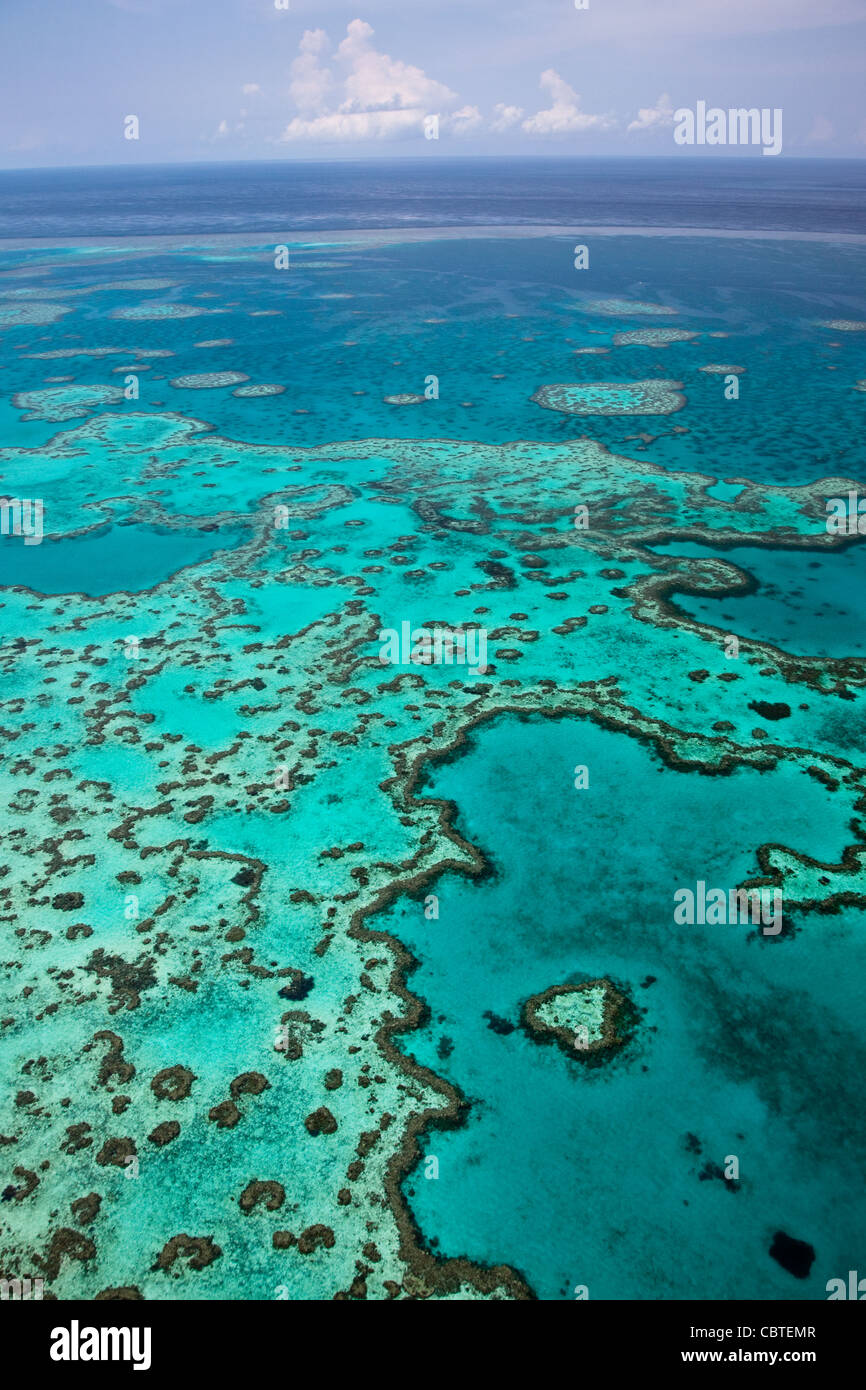Vedute aeree del bel cuore Reef in la spettacolare grande barriera corallina vicino alle Isole Whitsunday nel Queensland, in Australia. Foto Stock