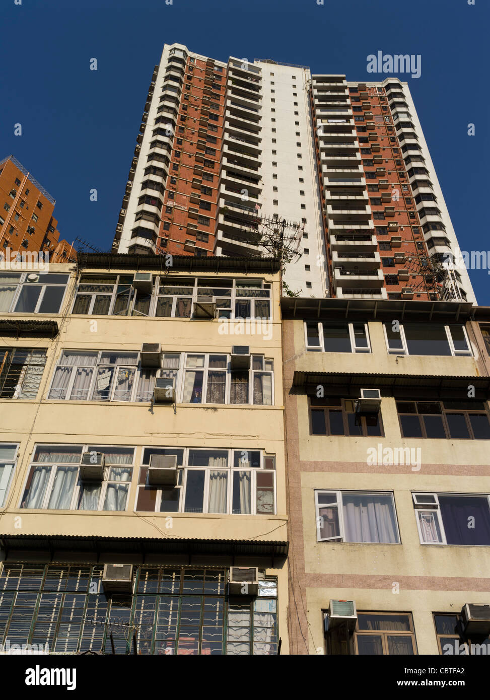 Dh edifici cinesi Causeway Bay Hong Kong vecchio nuovo alto della torre residenziale blocco Appartamenti Cina la costruzione di case di Piana Foto Stock