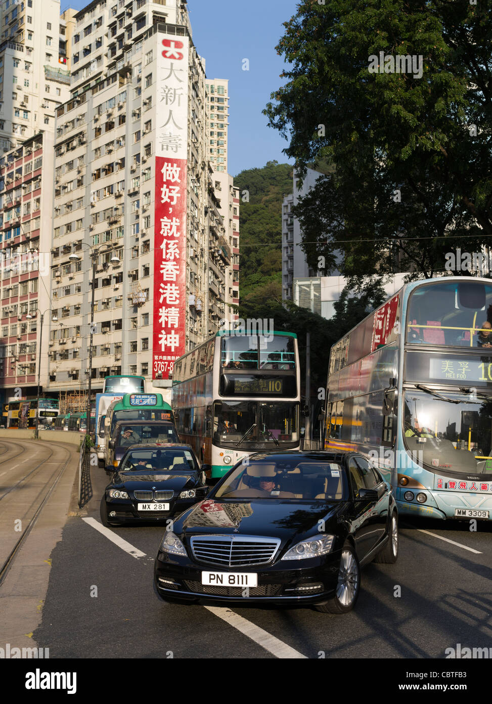 Dh Causeway Bay Hong Kong re il traffico su strada BMW e Mercedes automobili cina strade per auto Foto Stock