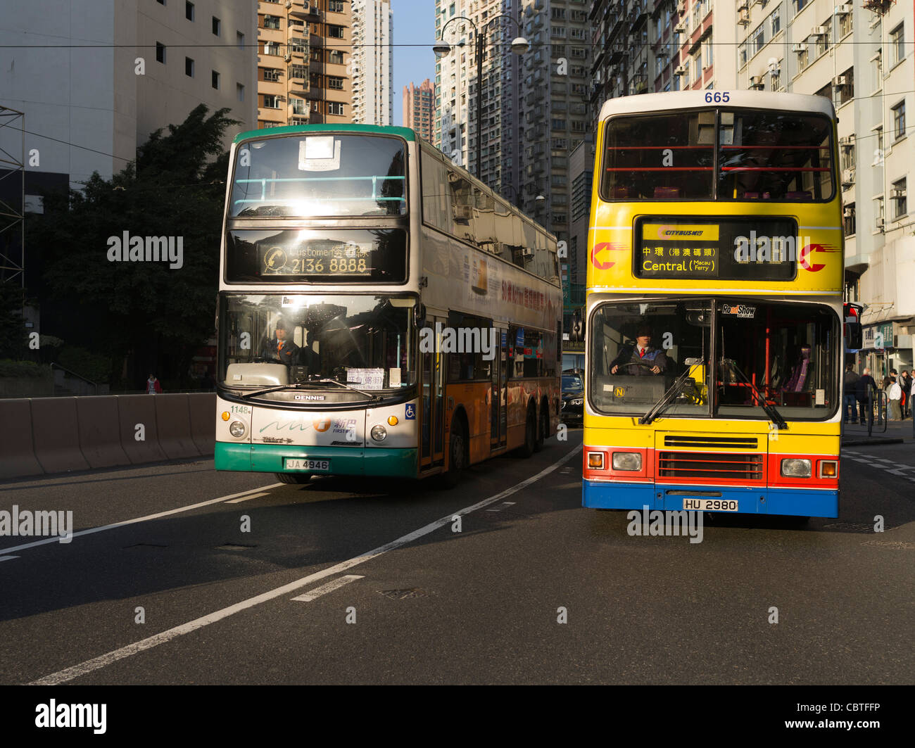 dh autobus a due piani CAUSEWAY BAY HONG KONG NWFB Dennis Trident 12m e CTB Volvo Olympian primo citybus nuovo mondo autobus di trasporto pubblico Foto Stock