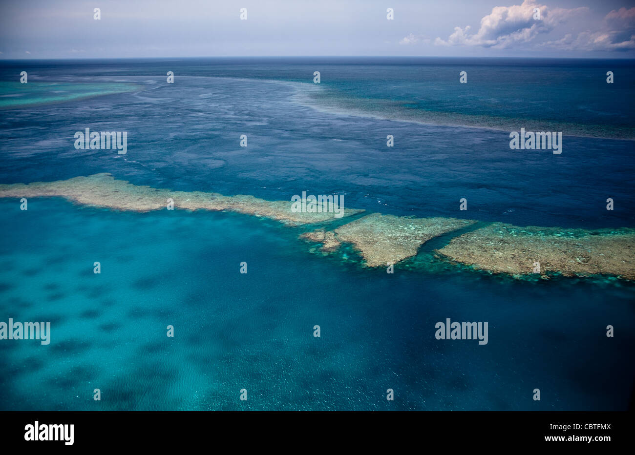 Vedute aeree di la spettacolare grande barriera corallina vicino alle Isole Whitsunday nel Queensland, in Australia. Foto Stock