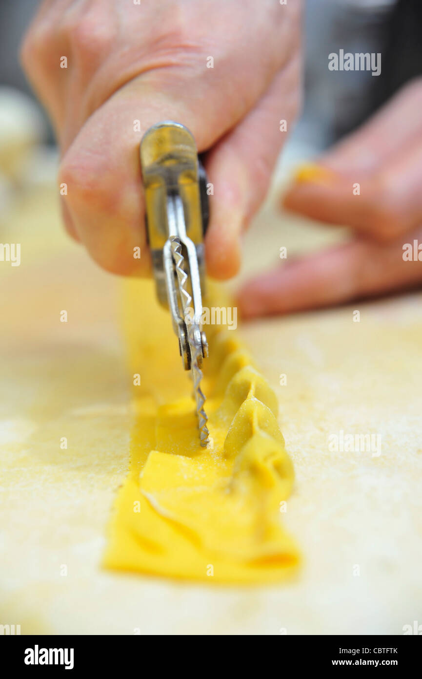 Chef di taglio gli agnolotti fatti in casa la pasta Foto Stock