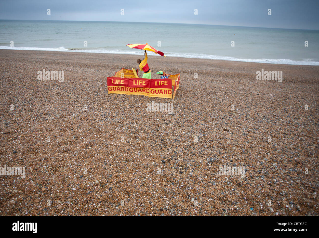 Un bagnino imposta la sua posizione su una spiaggia deserta. Foto di James Boardman. Foto Stock