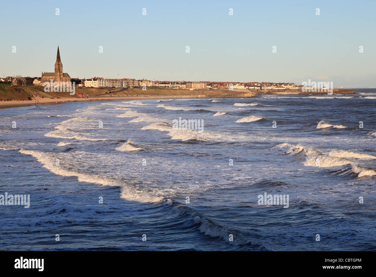 La costa del mare del Nord guardando dal verso di Tynemouth Cullercoats e Whitley Bay, a nord-est dell' Inghilterra, Regno Unito Foto Stock